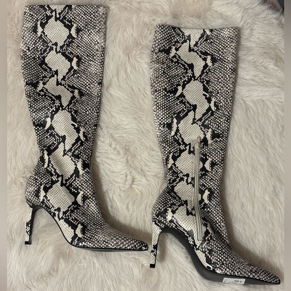Chic Snakeskin Patterned Heeled Boots